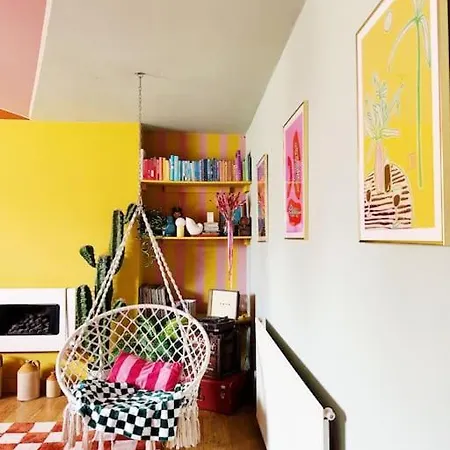 Colourful Great Location! Bristol
