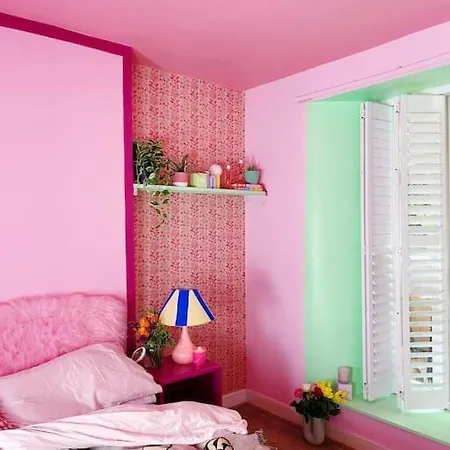 Colourful Great Location!