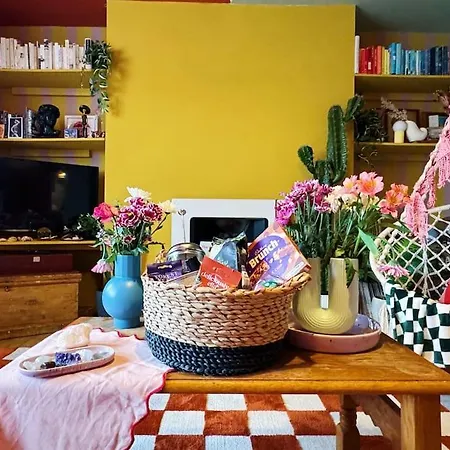 Colourful Great Location! Appartement