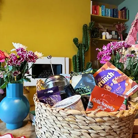 Colourful Great Location! Appartement