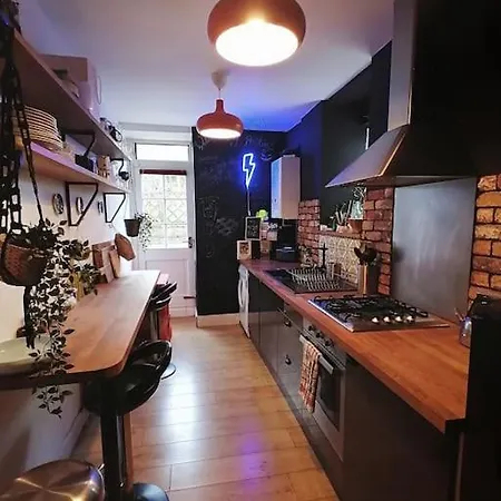 Colourful Great Location! Appartement