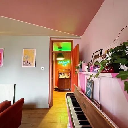 Colourful Great Location! *