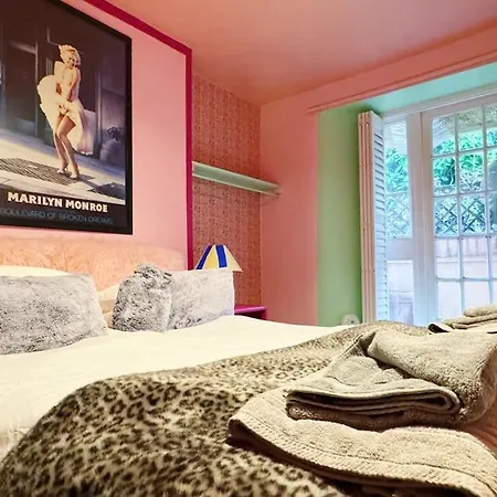 Colourful Great Location! Apartman