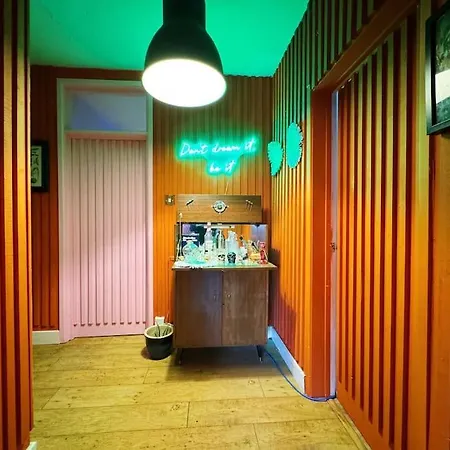 Colourful Great Location! Appartement
